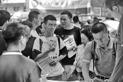 高校招生咨詢熱潮涌，中高考志愿填報咨詢成焦點